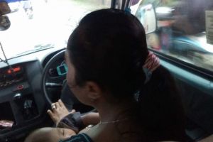 Aksi ibu mengemudikan angkot sambil susui anaknya ini tuai pujian