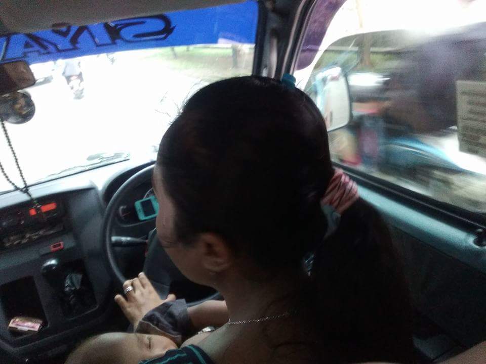 ibu supir angkot menyusui © 2016 brilio.net ibu supir angkot menyusui © 2016 brilio.net