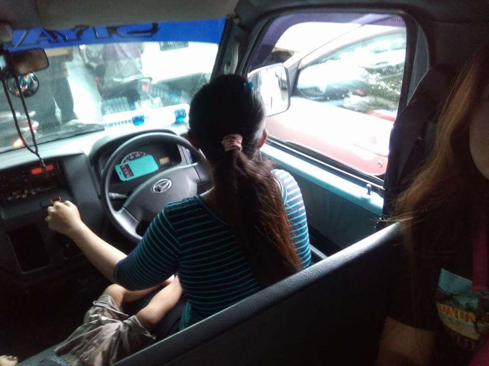 ibu supir angkot menyusui © 2016 brilio.net ibu supir angkot menyusui © 2016 brilio.net