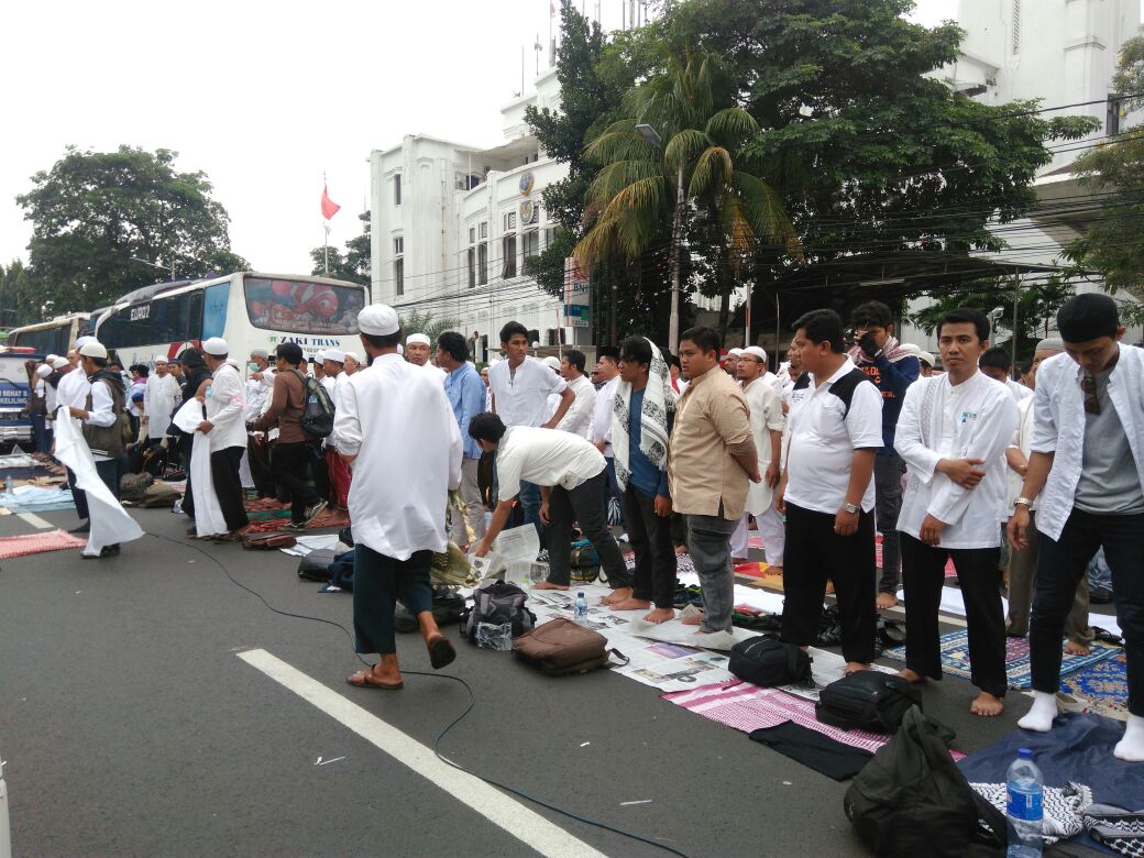 Antisipasi demo hingga maghrib, demonstran salat jama' qosor di Gambir