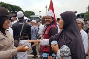 Aksi Polwan dan Kowad bagi-bagi air minum ke pendemo ini bikin adem