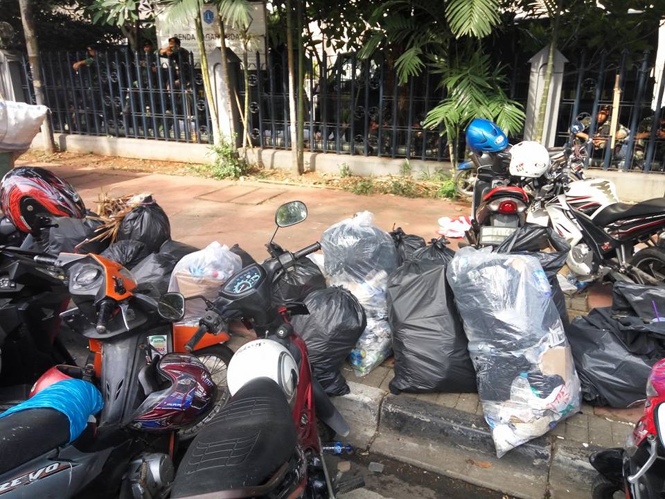 12 Foto warga pungut sampah usai berdemo ini patut diacungi jempol