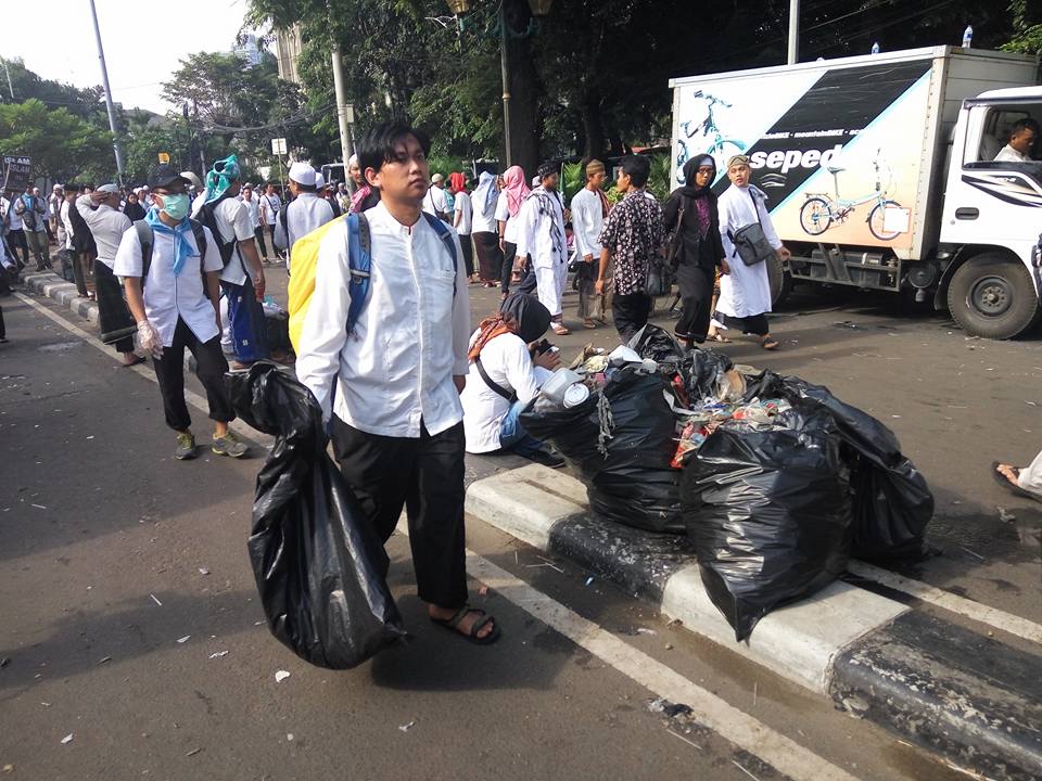 12 Foto warga pungut sampah usai berdemo ini patut diacungi jempol