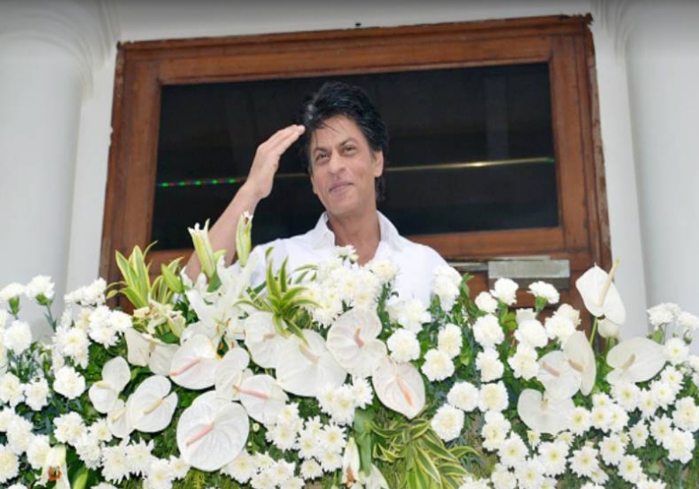Inilah 10 pose Shah Rukh Khan paling khas, stylish abis 