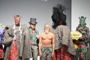 Kakek 80 tahun tampil shirtless di China Fashion Week ini pukau dunia