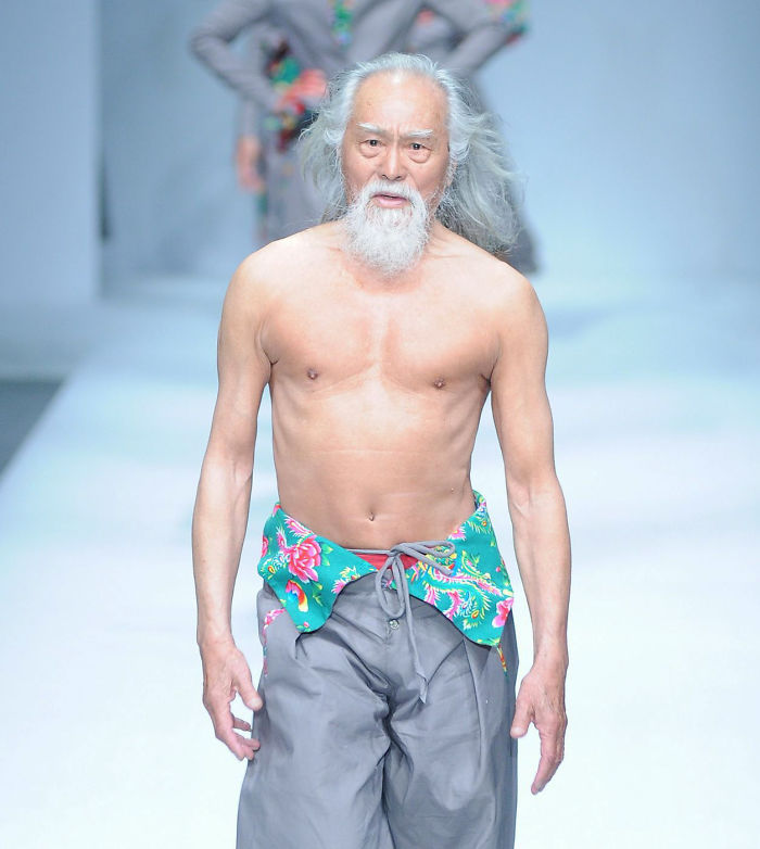Kakek 80 tahun tampil shirtless di China Fashion Week ini pukau dunia