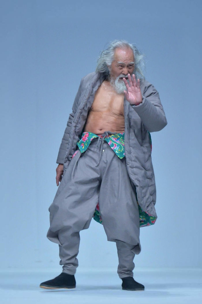 Kakek 80 tahun tampil shirtless di China Fashion Week ini pukau dunia