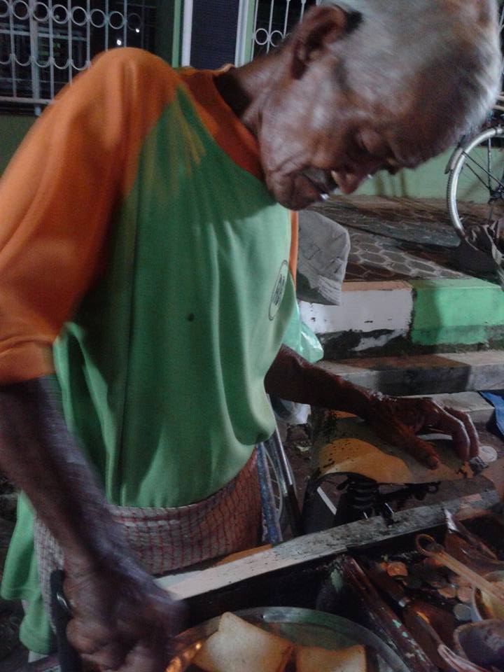 Mbah Slamet, kakek penjual roti bakar keliling ini bikin terenyuh 