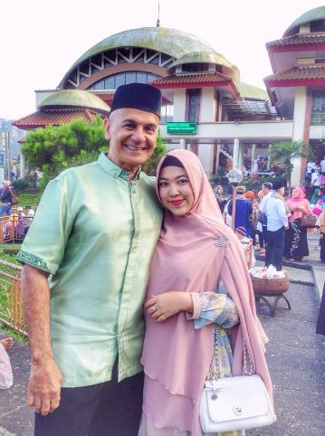 12 Potret kemesraan Mark Sungkar dan istri yang beda usia 45 tahun