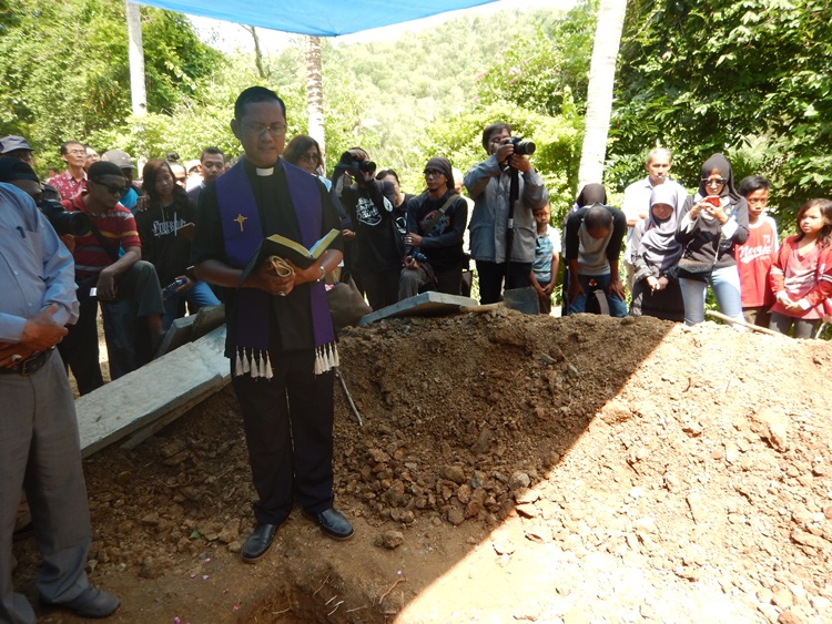 10 Foto haru prosesi pemakaman Hasmi, selamat jalan 'Gundala'..