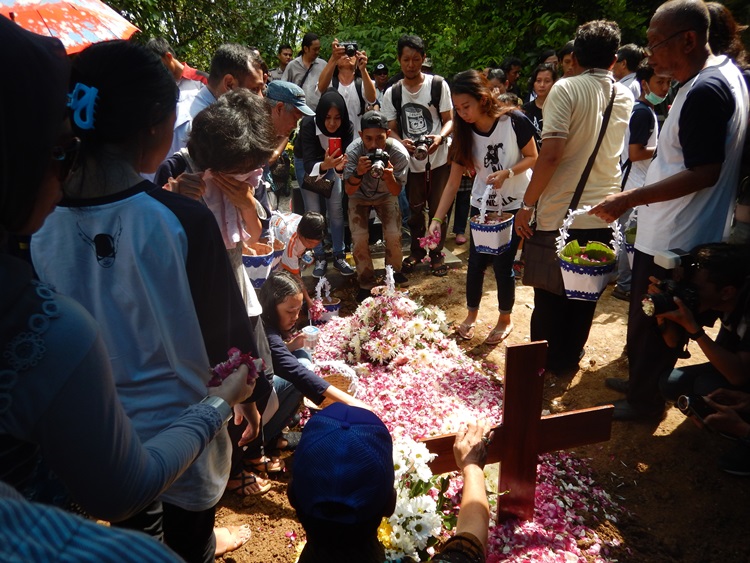 10 Foto haru prosesi pemakaman Hasmi, selamat jalan 'Gundala'..