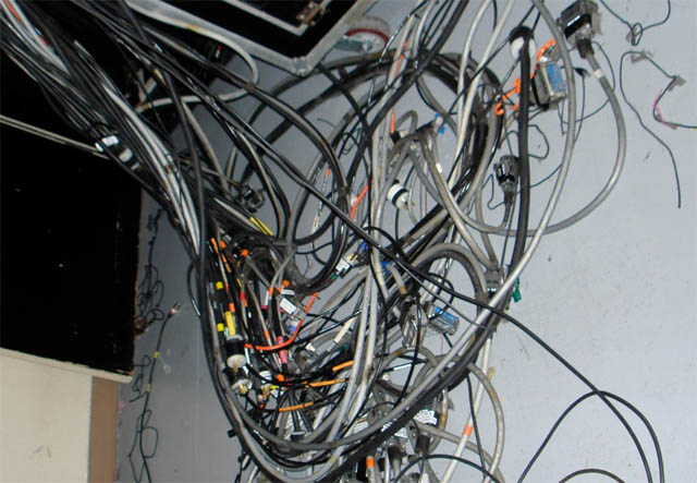 foto ini bukti kalau menata kabel tak semudah yang dibayangkan © 2016 darkroastedblend