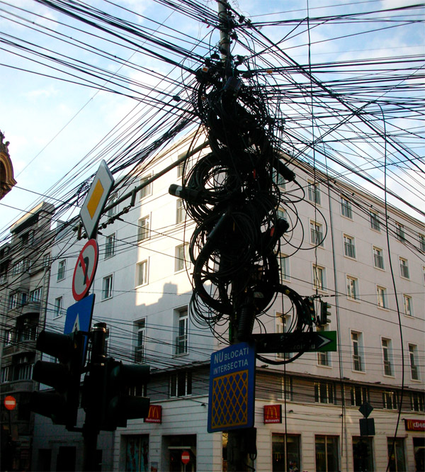 foto ini bukti kalau menata kabel tak semudah yang dibayangkan © 2016 darkroastedblend