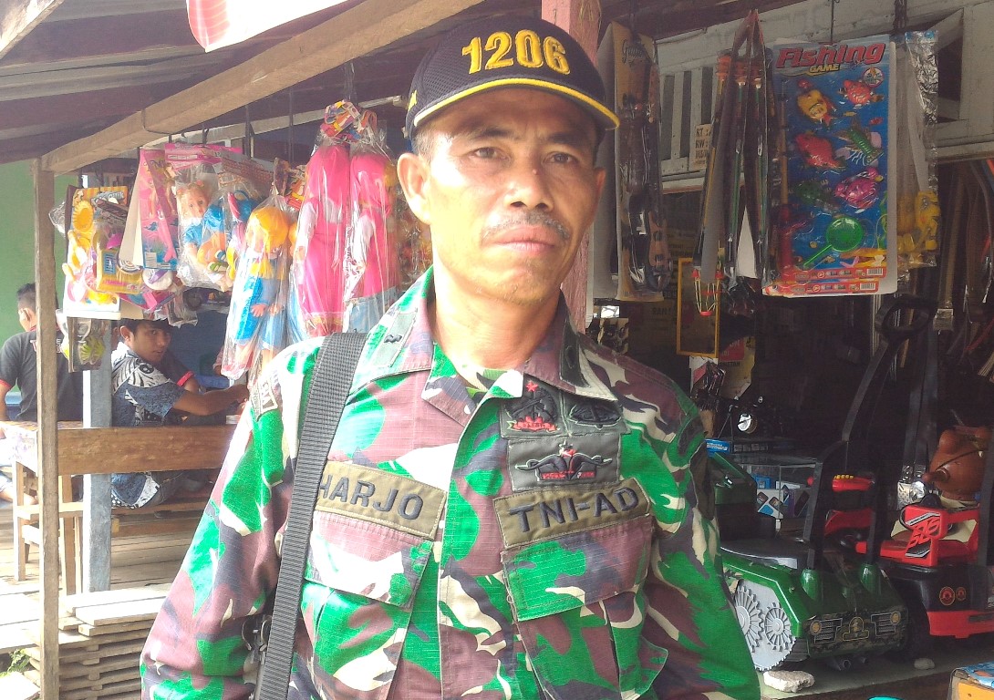 Bertugas di daerah perbatasan, prajurit TNI ini juga jadi guru SD