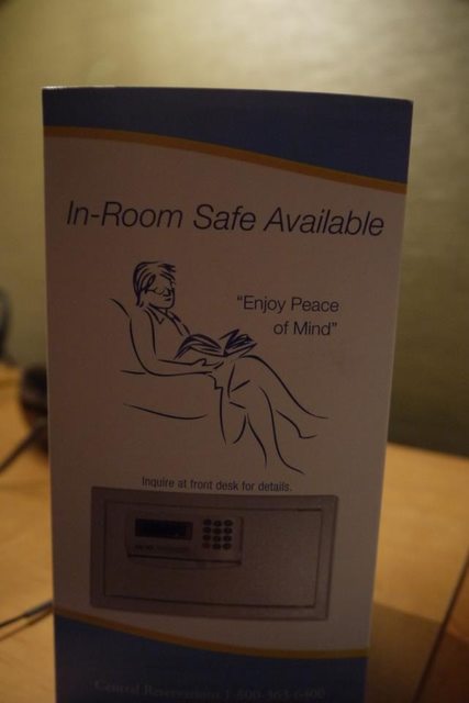 Pamflet di kamar hotel ini bikin orang mikir jorok, kamu juga?