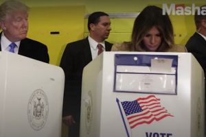 Ups, Donald Trump ketahuan mengintip pilihan istrinya di bilik suara