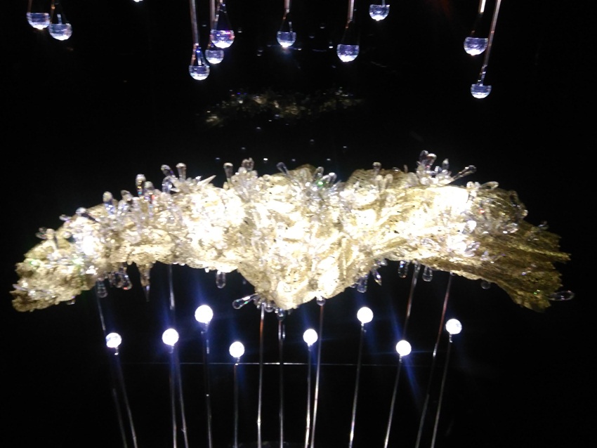 7 Kebaya ini dibuat dari bahan yang didominasi kristal swarovski