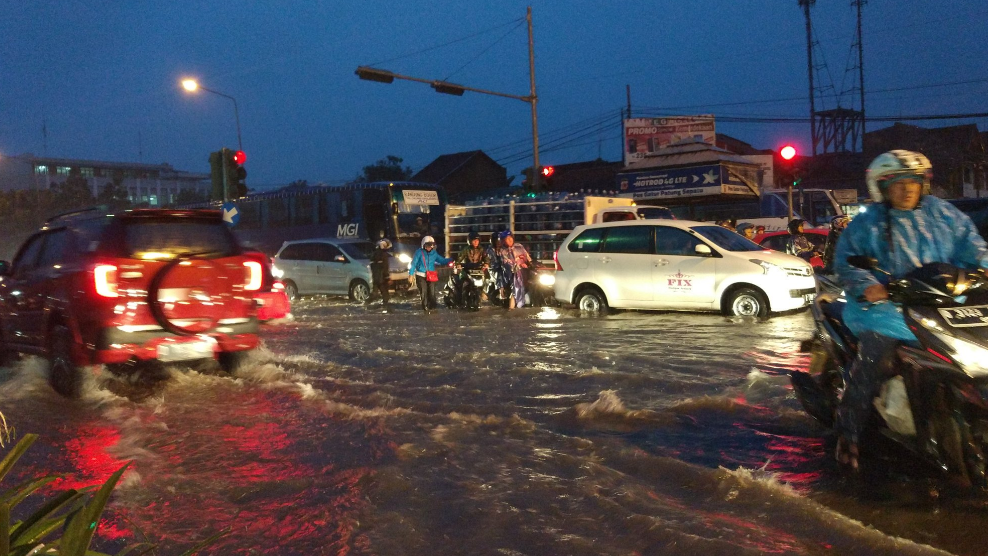 Hujan sejak sore, jalan utama sentra sepatu Cibaduyut dilanda banjir