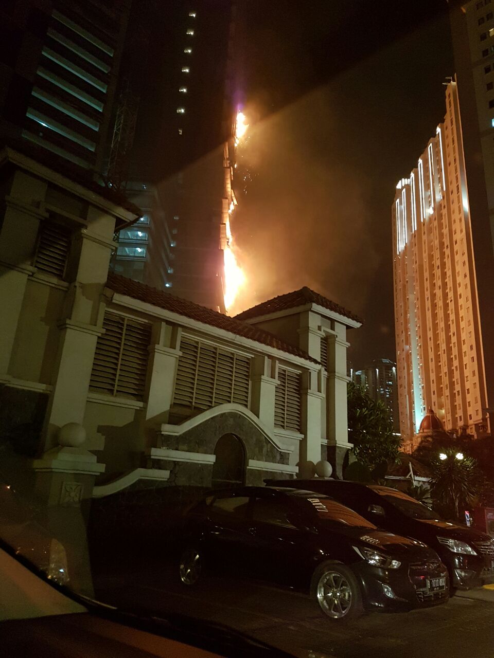 [Video] Massive Fire Burning At Jakarta’s New Shopping Mall Neo Soho