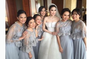 Siapa sangka, 7 artis ini ternyata pernah ditinggal nikah sama adiknya