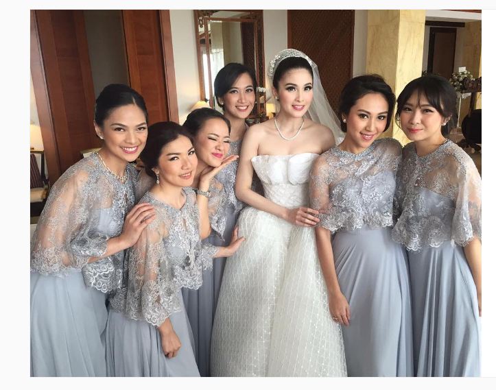 Siapa sangka, 7 artis ini ternyata pernah ditinggal nikah sama adiknya