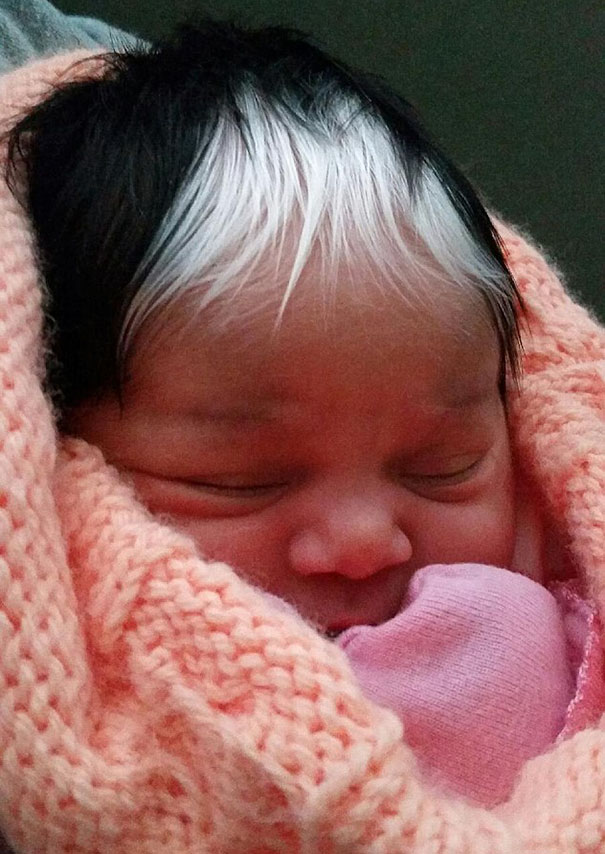 8 Foto menggemaskan bayi dengan rambut putih ini bikin pengen nyubit