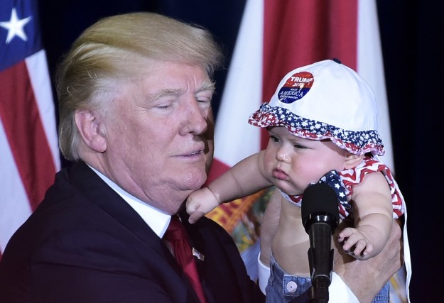 12 Foto beda reaksi anak-anak saat bertemu Donald Trump dengan Obama