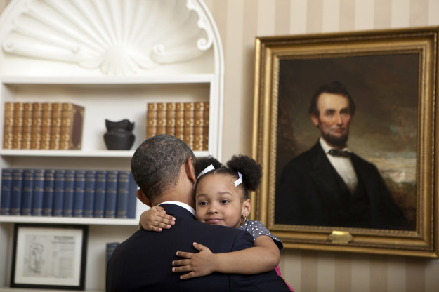 12 Foto beda reaksi anak-anak saat bertemu Donald Trump dengan Obama