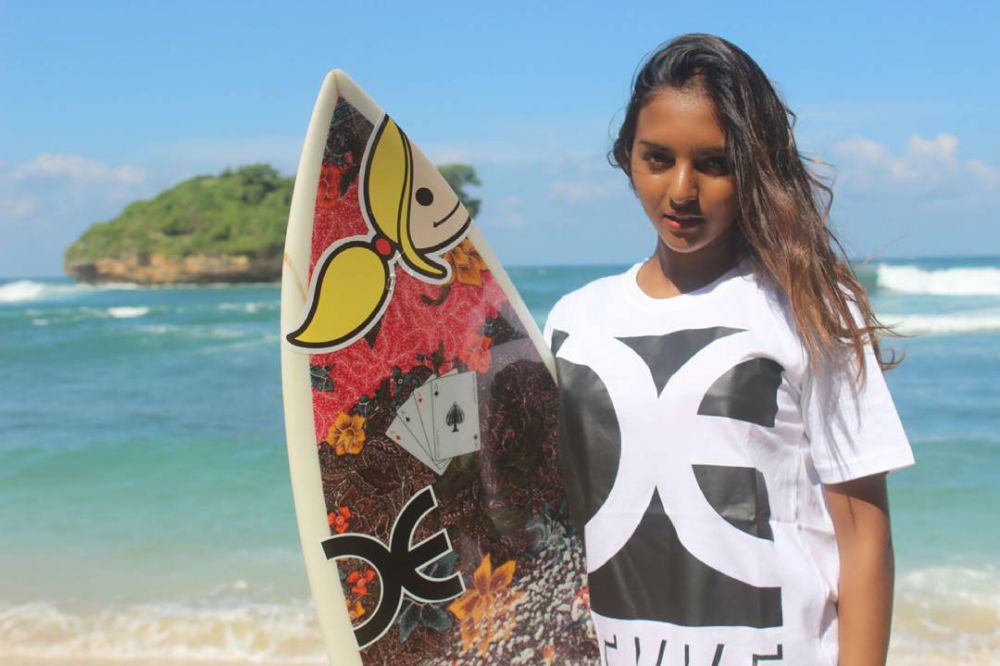 peselancar Salini Rengganis © 2016 Instagram @salinirengganis