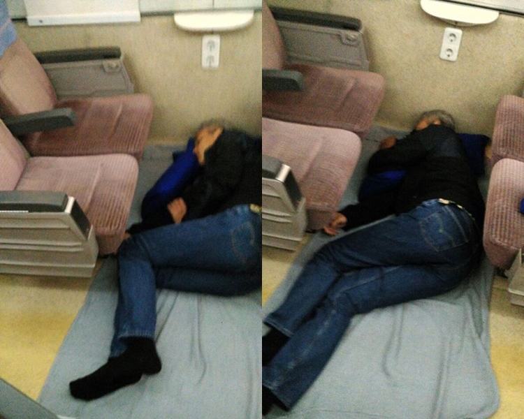 Aksi Ganjar Pranowo tidur di lantai kereta api ini bikin netizen heboh