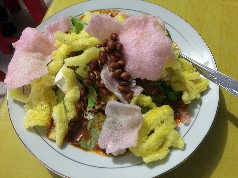 Segarnya menikmati asinan kamboja yang legendaris, dijamin ketagihan