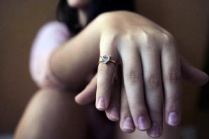 Cowok wajib tahu, ini makna cewek pakai cincin di jari kelingking