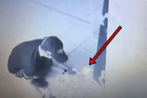 Pria ini 'mandi uang' gara-gara ATM rusak, keluarkan uang Rp 31 juta