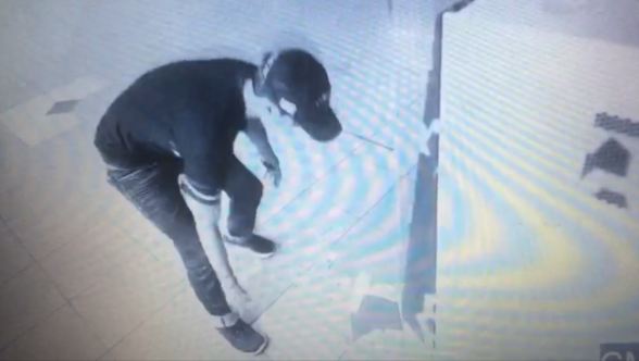 pria ini mandi uang gara-gara atm rusak © 2016 worldofbuzz pria ini mandi uang gara-gara atm rusak © 2016 worldofbuzz