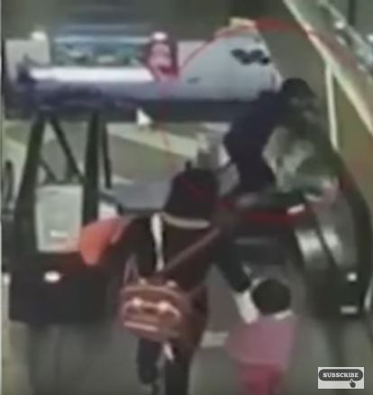 Bayi ini jatuh dari eskalator saat digendong neneknya, ngeri banget!