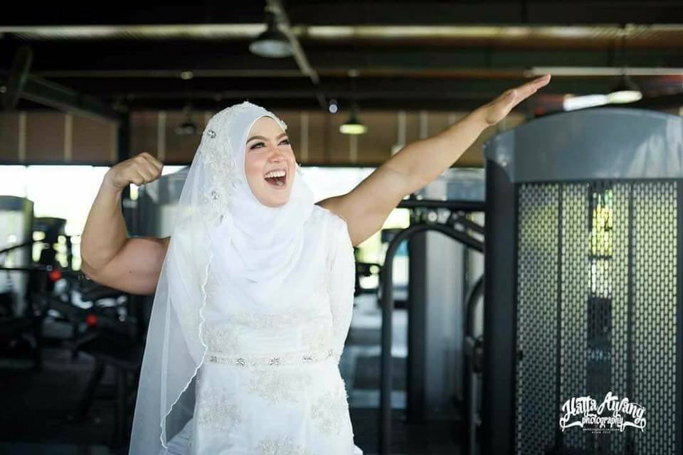 10 Foto prewedding di tempat fitness ini bikin melongo, berani tiru?
