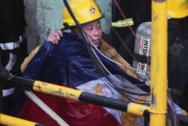 Pemadam kebakaran selamatkan bendera negara ini bikin publik salut