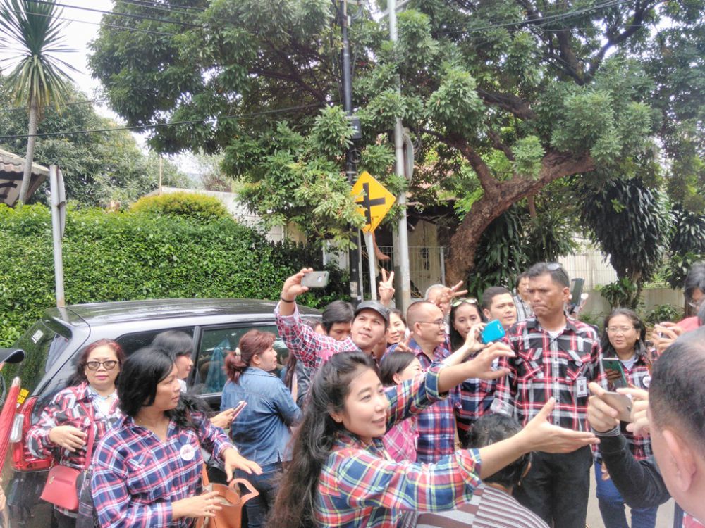 'Si Poltak Raja Minyak' Ruhut kewalahan ladeni selfie pendukung Ahok