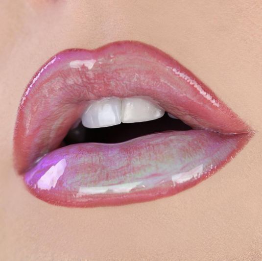 Tren baru lipgloss yang bikin bibirmu berhologram, tertarik coba?
