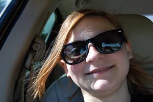 Asyik selfie di dalam mobil, wanita ini dikejutkan penampakan hantu