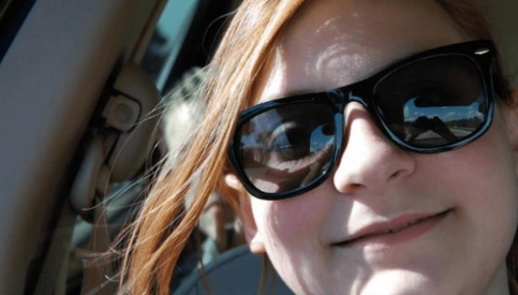 Asyik selfie di dalam mobil, wanita ini dikejutkan penampakan hantu
