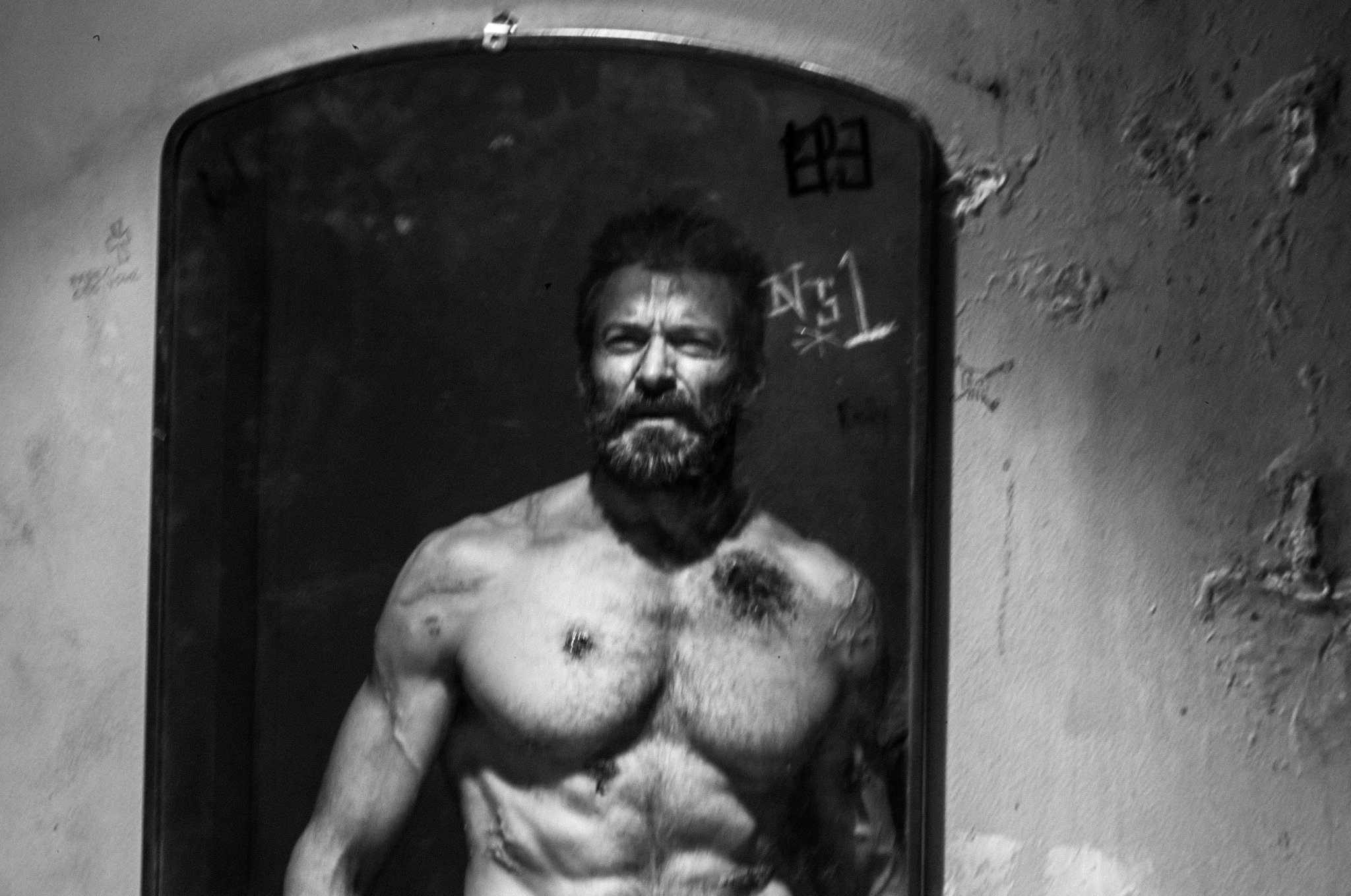 10 Foto BTS film Logan dalam efek hitam putih ini keren abis!