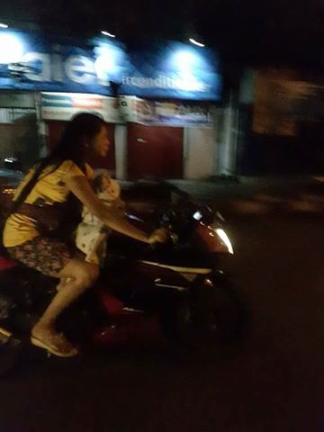 Ibu gendong balita ini ngawur, tanpa helm naik motor sport di jalanan