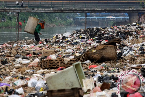10 Foto ini akan sadarkan kamu yang suka buang sampah di sungai
