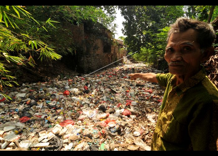 10 Foto ini akan sadarkan kamu yang suka buang sampah di sungai