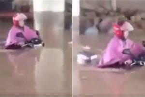 Aksi emak-emak terjang banjir pakai motor ini bikin geleng-geleng
