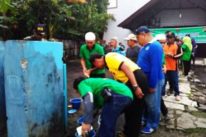 Relawan Pembersih Masjid bantu rapikan gereja pasca dibom, bikin haru 