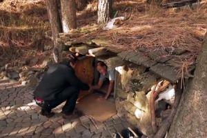 Pria ini tinggal di rumah hobbit buatannya selama 20 tahun