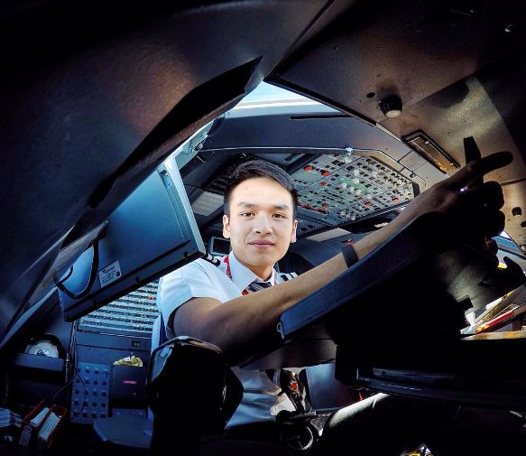 Nelson Simajaya, pilot  ganteng yang bikin kamu pengen diajak terbang