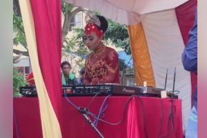 Aksi DJ cantik di pesta pernikahan ini 'leh uga', yuk goyang terus